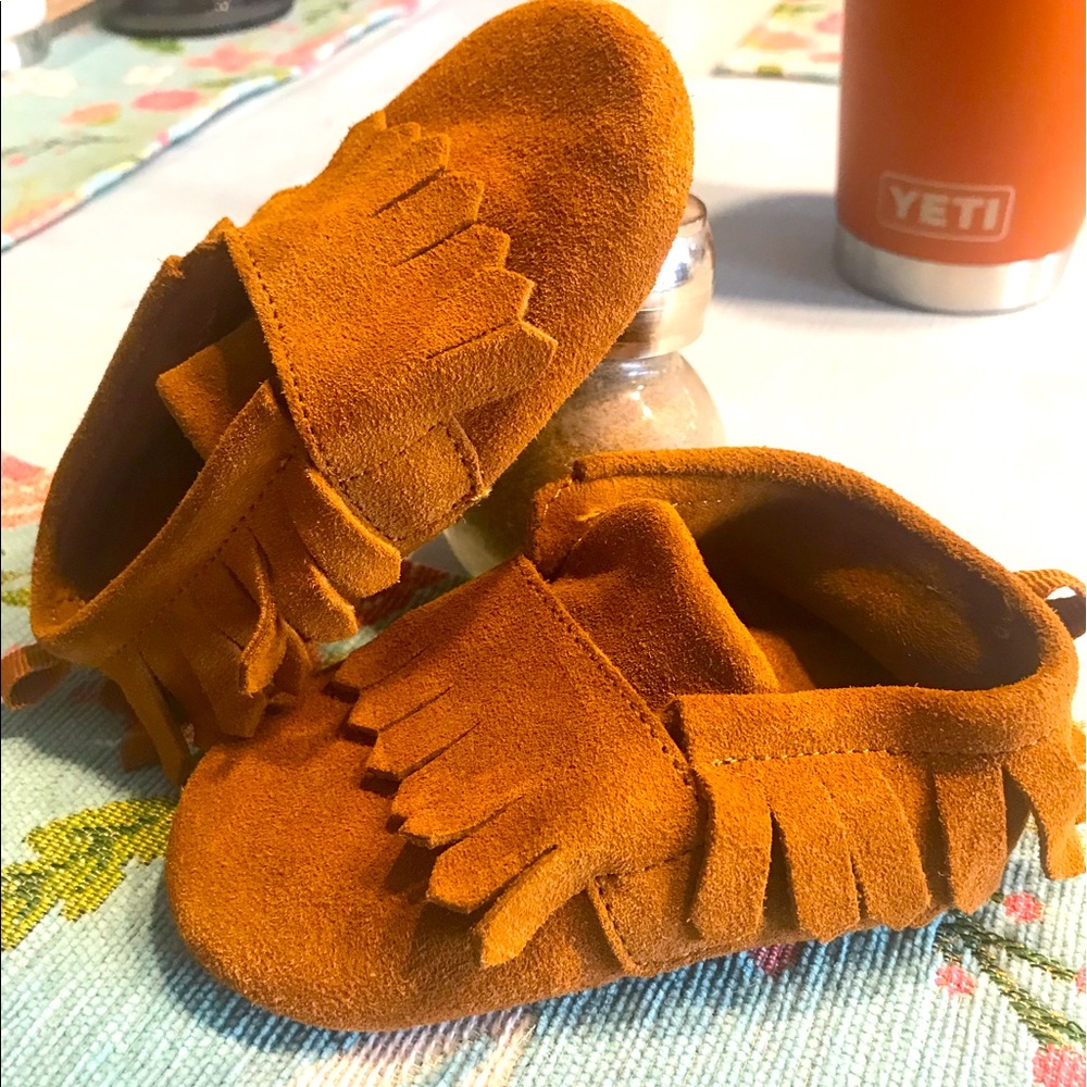 NWOT. Wonder Nation’s Baby/Infant brown suede moccasin shoes/slippers, size 5.